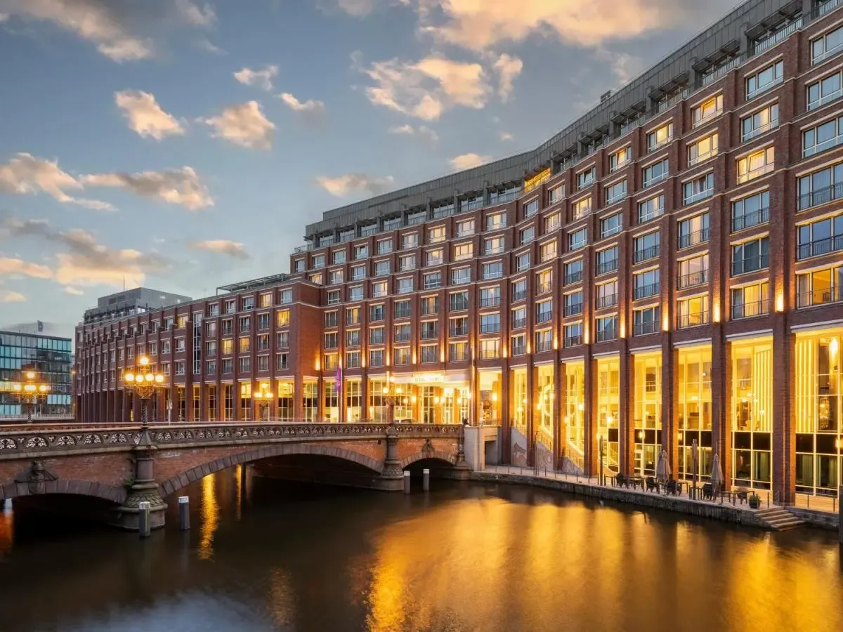 Riverside arrival and hotel promenade planning